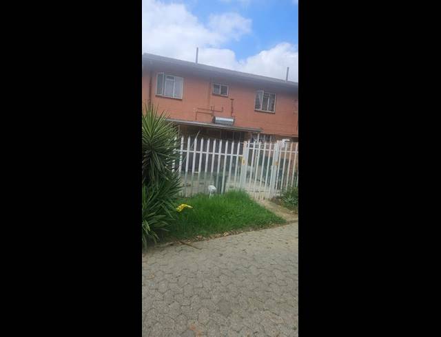 3 BEDROOM APARTMENT FOR SALE IN BEZUIDENHOUT VALLEY
